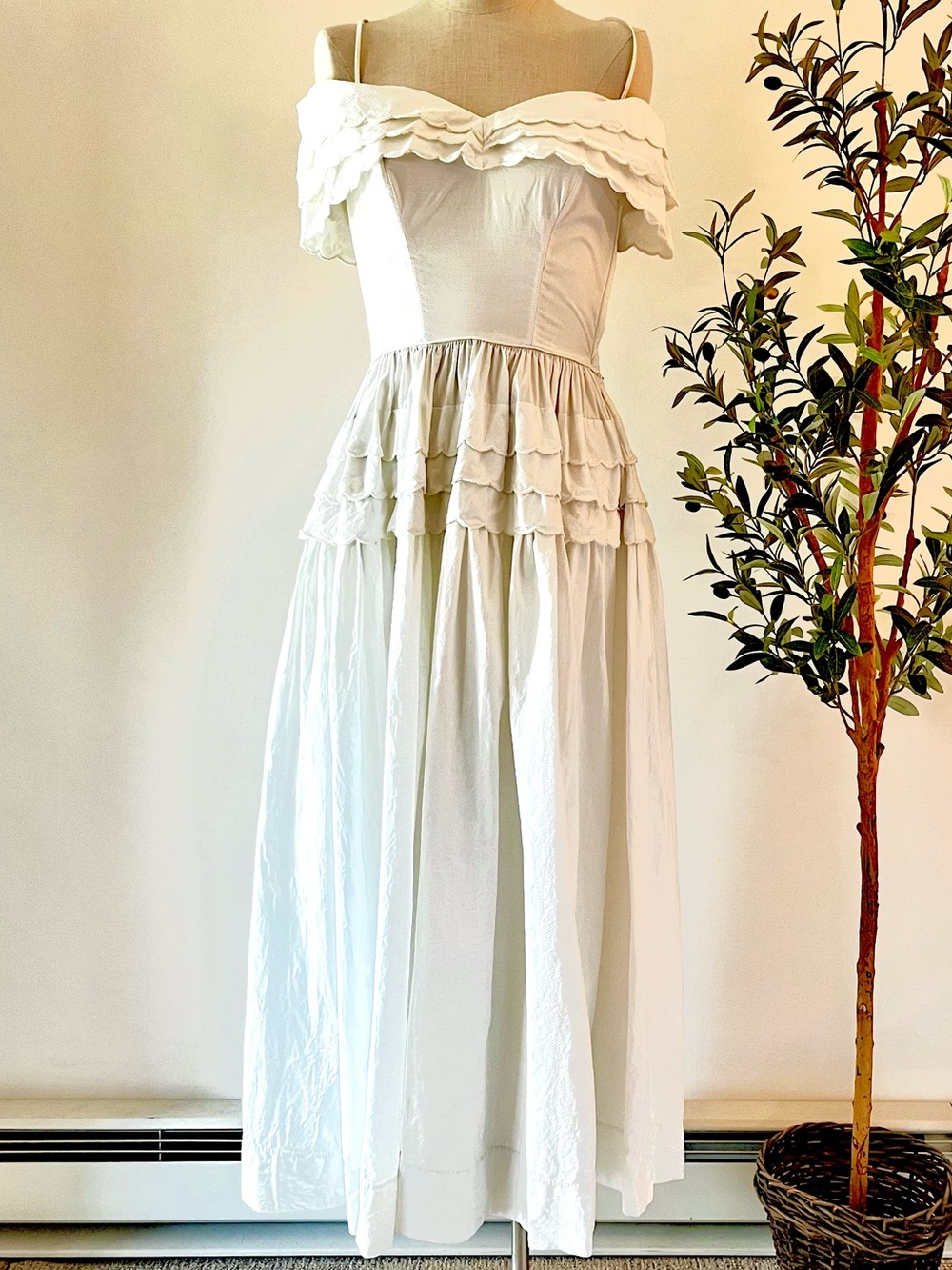 RARE & UNIQUE 1950s White Off the shoulder Cotton Tiered Ruffle Dress 🤍